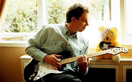 1995年，布萊爾與他的電吉他一起入鏡（圖片來源：telegraph.co.uk）