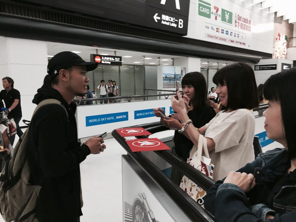 成田機場集結自製滅火器看板日本歌迷熱情接機